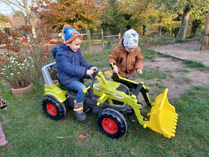 Kinder mit Traktor